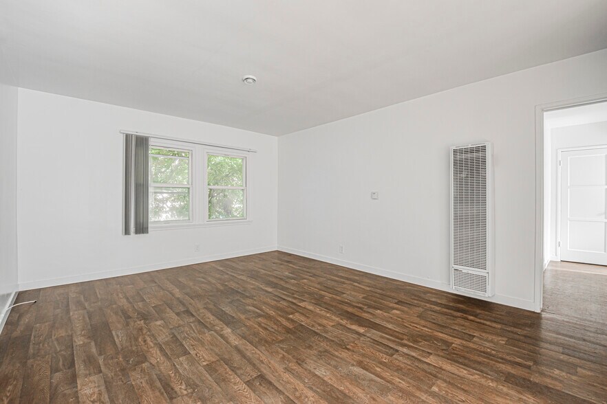 Building Photo - 5844 W 88th St