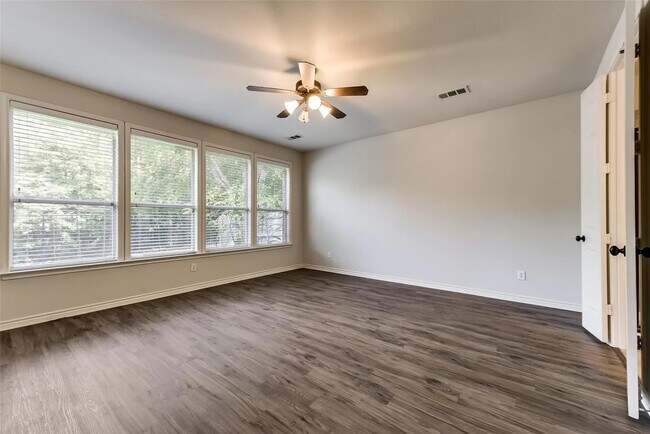 Building Photo - 11104 Seguin Dr