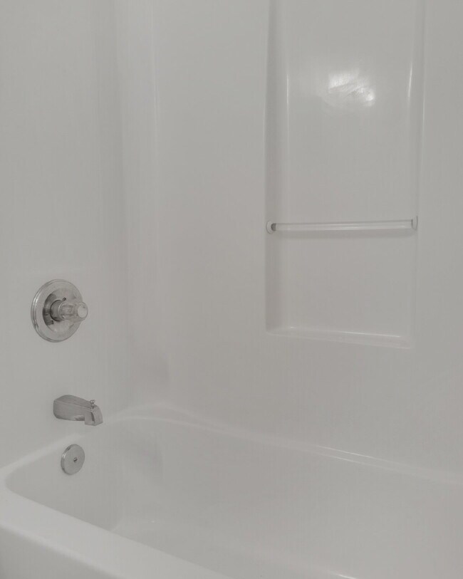 Building Photo - "Charming 2-Bed Townhouse Retreat with 2.5 Baths on Tooke Street!"