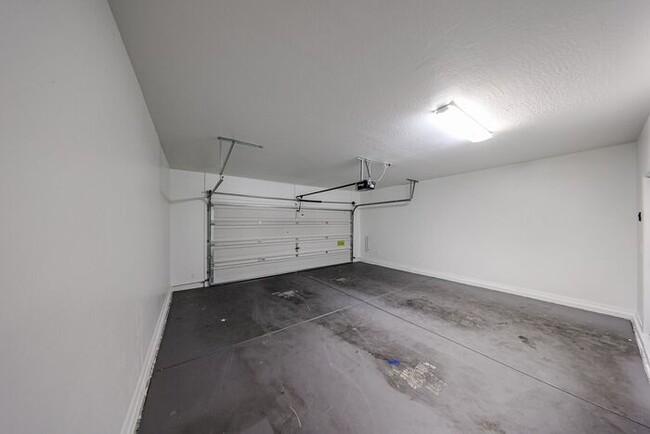 Building Photo - Welcome to this spacious 4 bedroom, 2.5 ba...