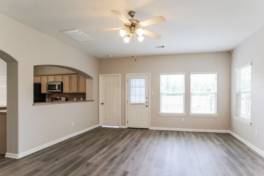 Building Photo - 985 Oak Falls Dr