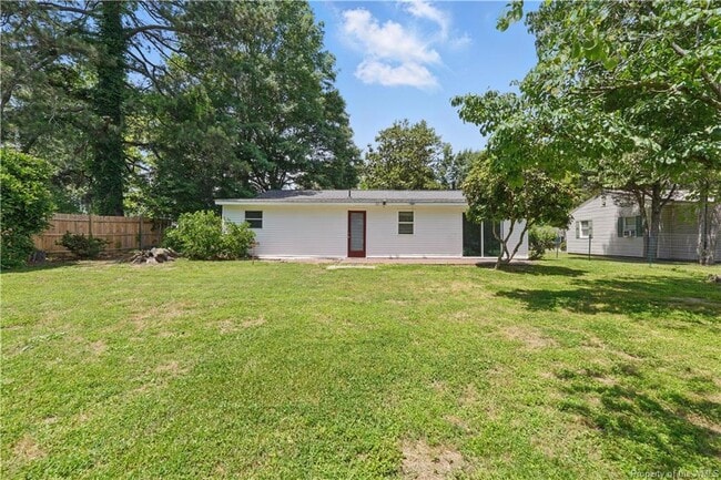 Building Photo - 3127 N Riverside Dr