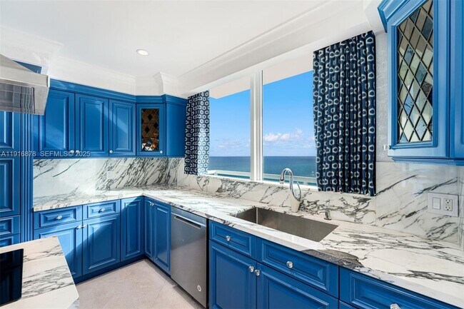 Building Photo - 5025 Collins Ave