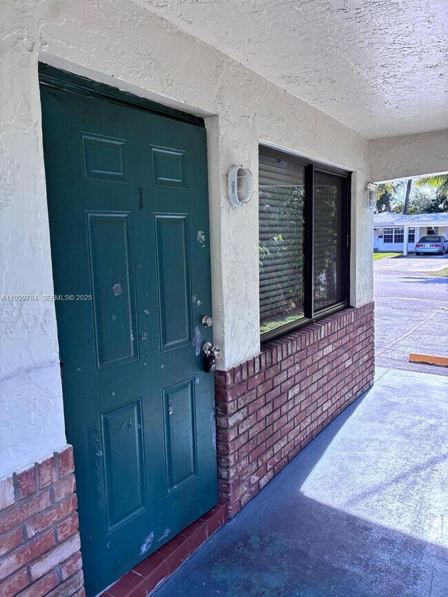 Building Photo - 1028 NE 39th Dr