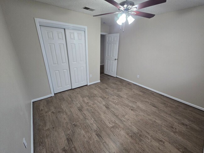 Building Photo - Great updated 4 bedroom 2.5 bath home, 2 c...