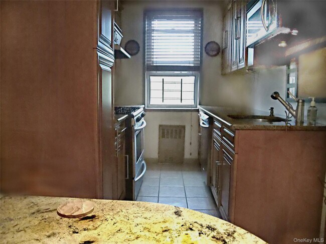 Building Photo - 480 Riverdale Ave