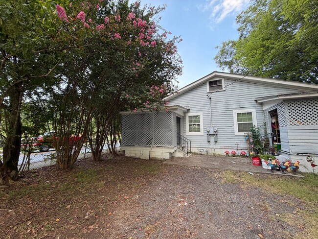Building Photo - 2 N McLin St SW