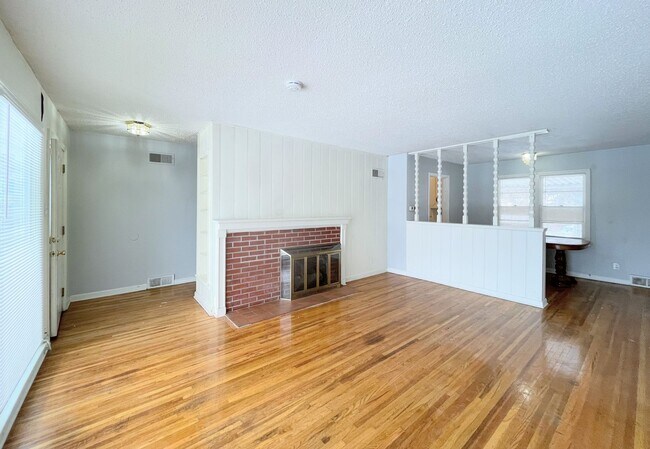 Building Photo - Spacious 2 bedroom home