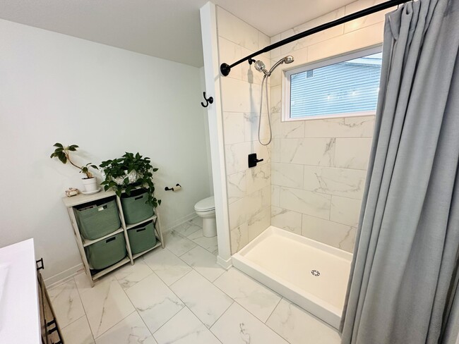 Building Photo - 7671 N Rainbow Dr