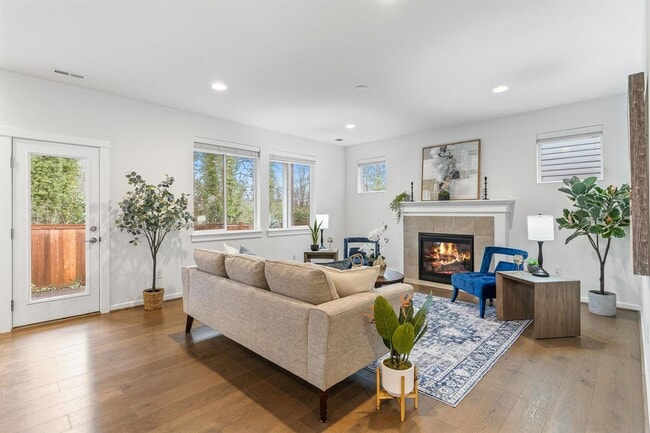 Building Photo - Modern Built Home in Great Neighborhood - 4 bed with den + 2.5 bath, remodeled Kitchen