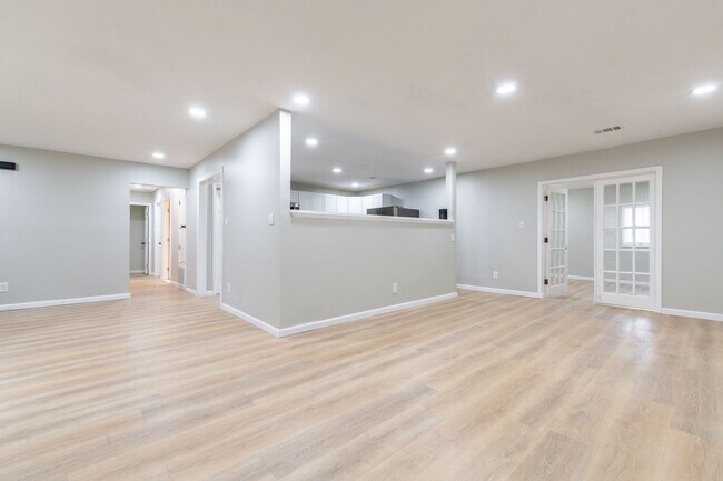 Building Photo - 1000 Rampart Pl