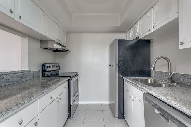 Building Photo - BEAUTIFUL ALAMO HEIGHTS CONDOMINIUM AT THE GEORGIAN