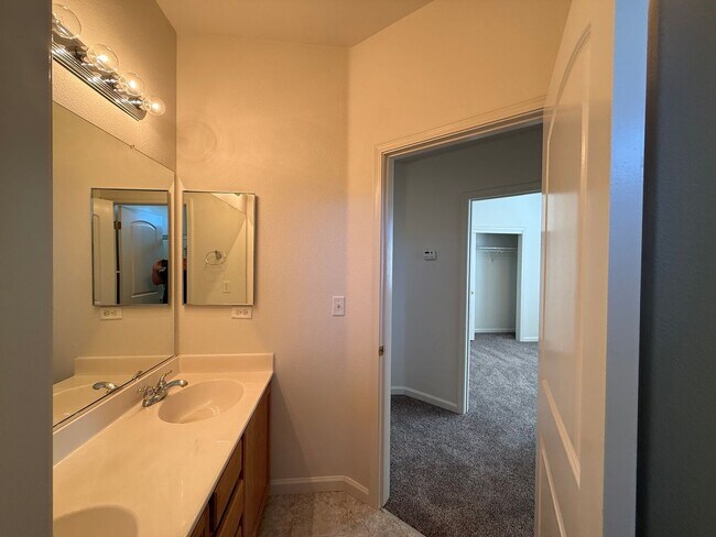 Building Photo - 4-bedroom two story in Sylvan School District!
