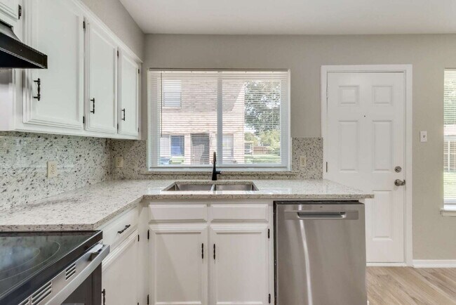 Building Photo - Completely Remodeled Triplex Unit 2 bed 1....