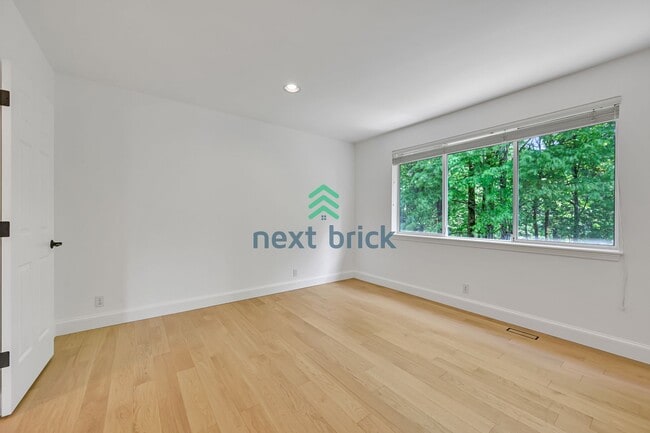 Building Photo - Beautiful Bellevue Home with 4 Beds + Bonu...
