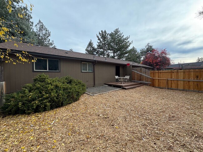 Building Photo - 2 Bed/1 Bath Unit Located in SE Bend Triplex - Month to Month Lease Term