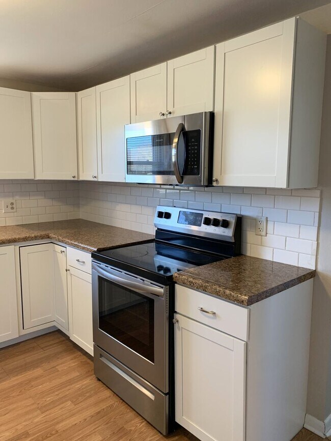 Building Photo - Move-in ready!! Bonus room that could easily be utilized as a 3rd bedroom!!