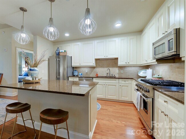 Building Photo - 701 Royal Ct