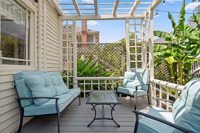 Building Photo - 1112 Broadway Avenue J