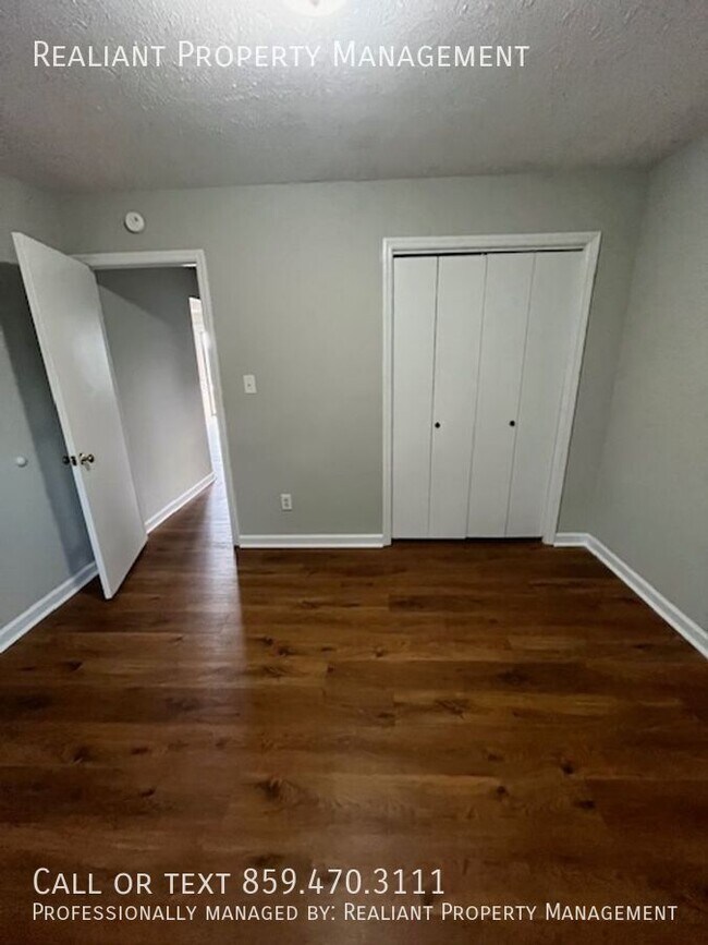 Building Photo - 425 Lenney Dr