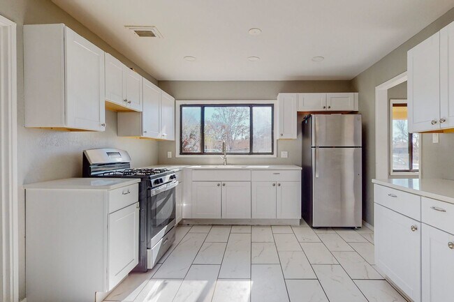 Building Photo - NE PUEBLO STYLE 3 Bedroom 2 Bath 1824/SF