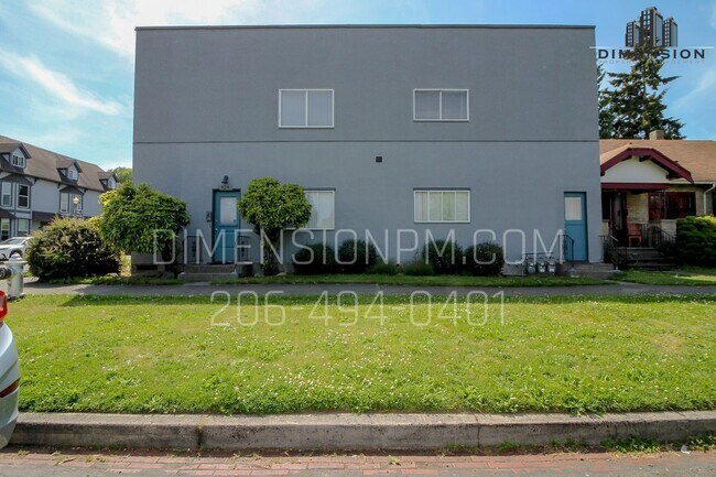 Building Photo - Spacious Two-Bedroom Apartment in the Hear...