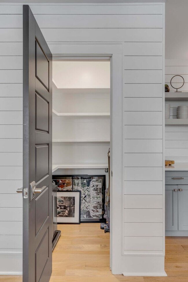 Building Photo - Fully Furnished Downtown Rental