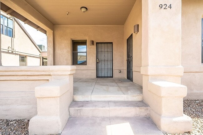 Building Photo - 928 E 6th St