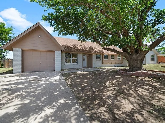 Building Photo - 2503 Lynn Dr