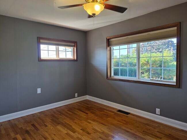 Building Photo - 2 Bedroom Home in Manette!