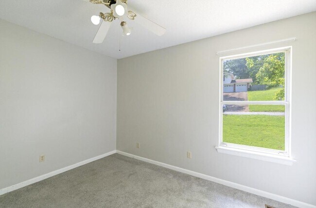 Building Photo - 220 Rolling Ridge Dr