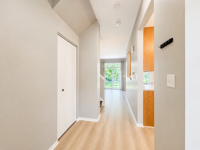 Building Photo - 2912 White Thorn Cir