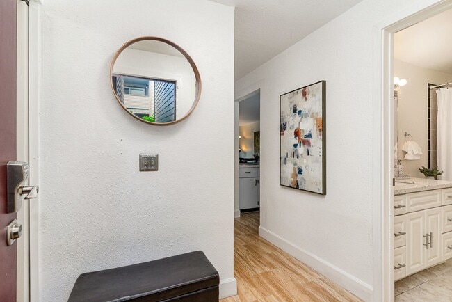 Building Photo - Updated Bellevue Condo in Racquet Club — P...