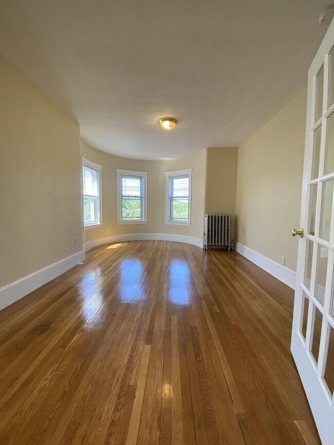 Building Photo - WOW!!!  BRIGHT & SUNNY BROOKLINE 4 BED/2 BATH AVAILABLE SEPTEMBER 1ST