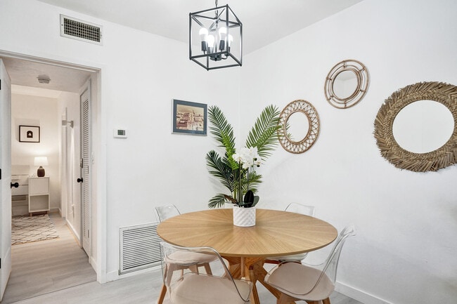 Building Photo - 4658 Bougainvilla Dr