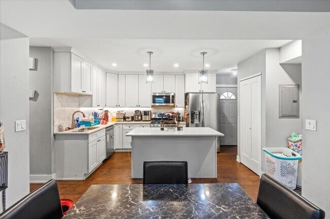 Primary Photo - 3 bedroom in Chicago IL 60618