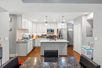 Building Photo - 3 bedroom in Chicago IL 60618