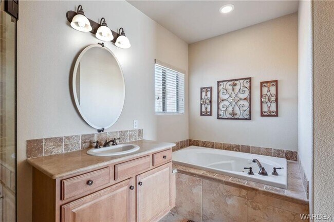 Building Photo - Condo in Gated Community!