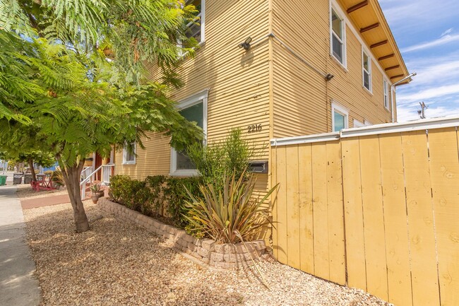 Building Photo - Charming 1 Bed/1 Bath w/ Large Fenced Yard...