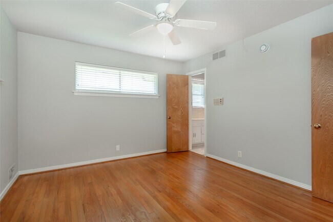 Building Photo - 6105 E University Blvd