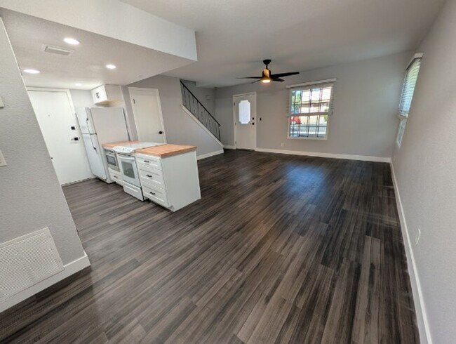 Building Photo - Central Las Vegas Condo Close to UNLV