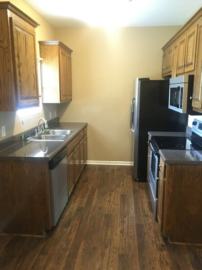 Building Photo - 3 bed 2 bath home on Henderson Hwy
