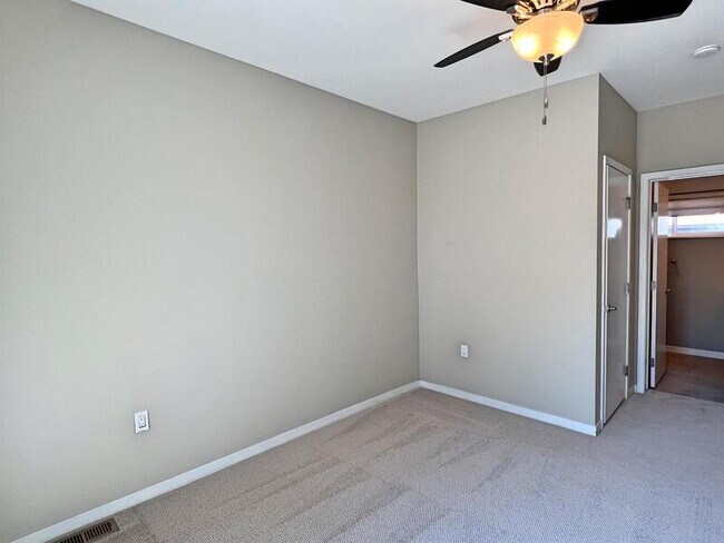 Building Photo - 2411 W Argyle Pl