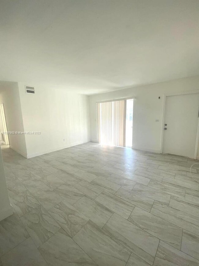 Building Photo - Updated 3-Bed/2-baths Home with Screened Porch & Lush Yard in Pompano Beach Highlands