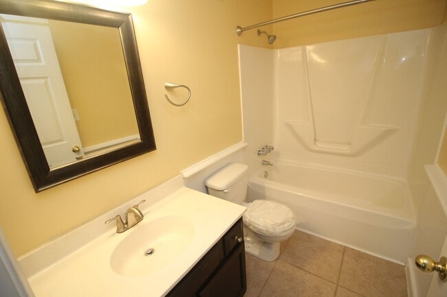 Building Photo - Simply Perfect Canton 2bd/2ba Rowhome w/ Parking! Available 5/11