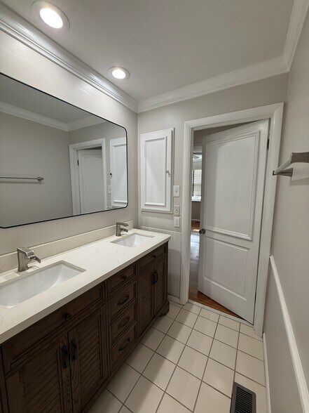 Building Photo - 10315 Forest Brook Ln