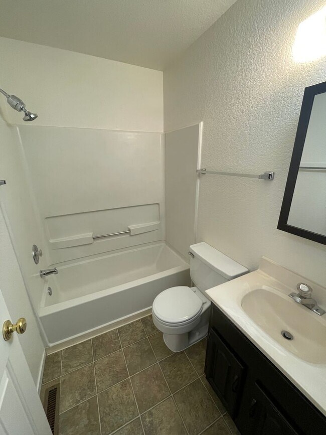 Building Photo - 570 W 9th St