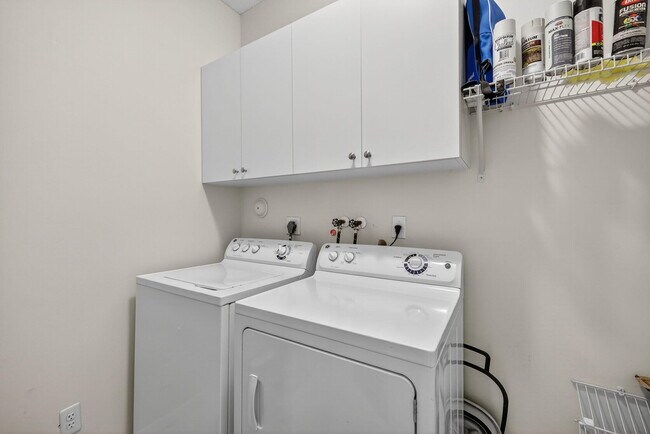 Building Photo - 6468 NW 78th Pl