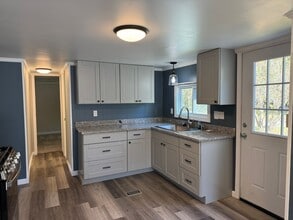 Building Photo - 3 bedroom in Sharon