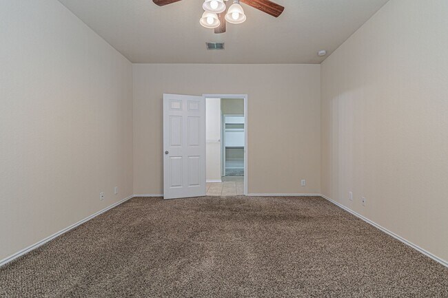 Building Photo - Great 4 bedroom 2.5 bath in Wildhorse